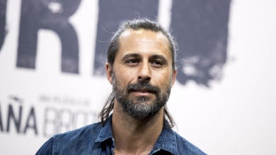 Hugo Silva y su novia, Marta Guerras, se comen a besos en las playas de Cádiz 