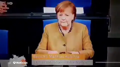 La reacción de Angela Merkel al ver que no llevaba puesta la mascarilla durante una sesión parlamentaria La reacción de Angela Merkel al ver que no llevaba puesta la mascarilla durante una sesión parlamentaria