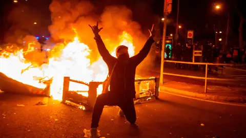 Un manifestante monta una barricada en Barcelona. Detención Pablo Hásel