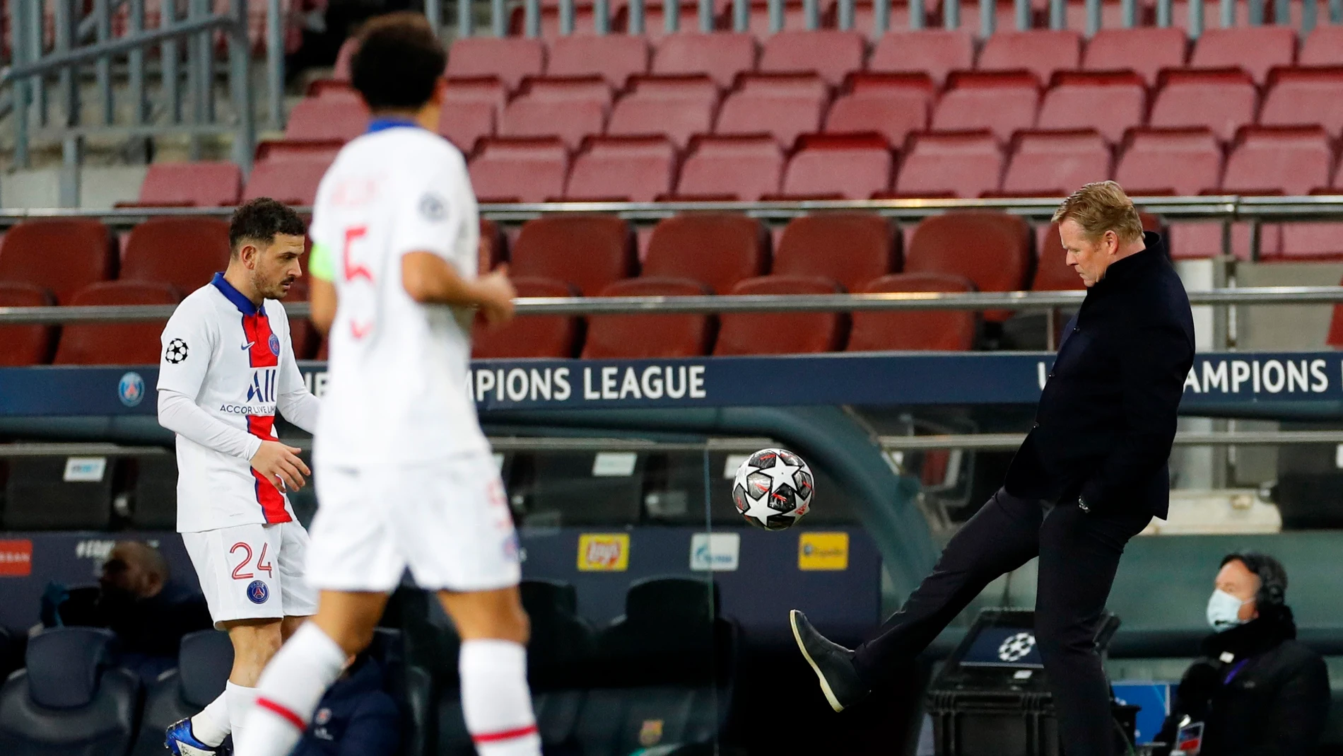 Ronald Koeman, en la banda del Camp Nou Ronald Koeman, en la banda del Camp Nou