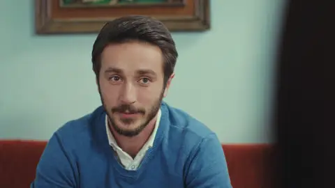 Emre y Sirin, algo más que un cruce de miradas Emre y Sirin, algo más que un cruce de miradas