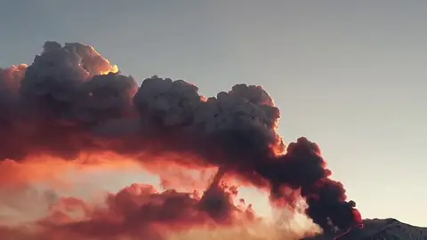 El Etna vuelve a erupcionar y provoca una gran humareda de más de 1 kilómetro El Etna vuelve a erupcionar y provoca una gran humareda de más de 1 kilómetro