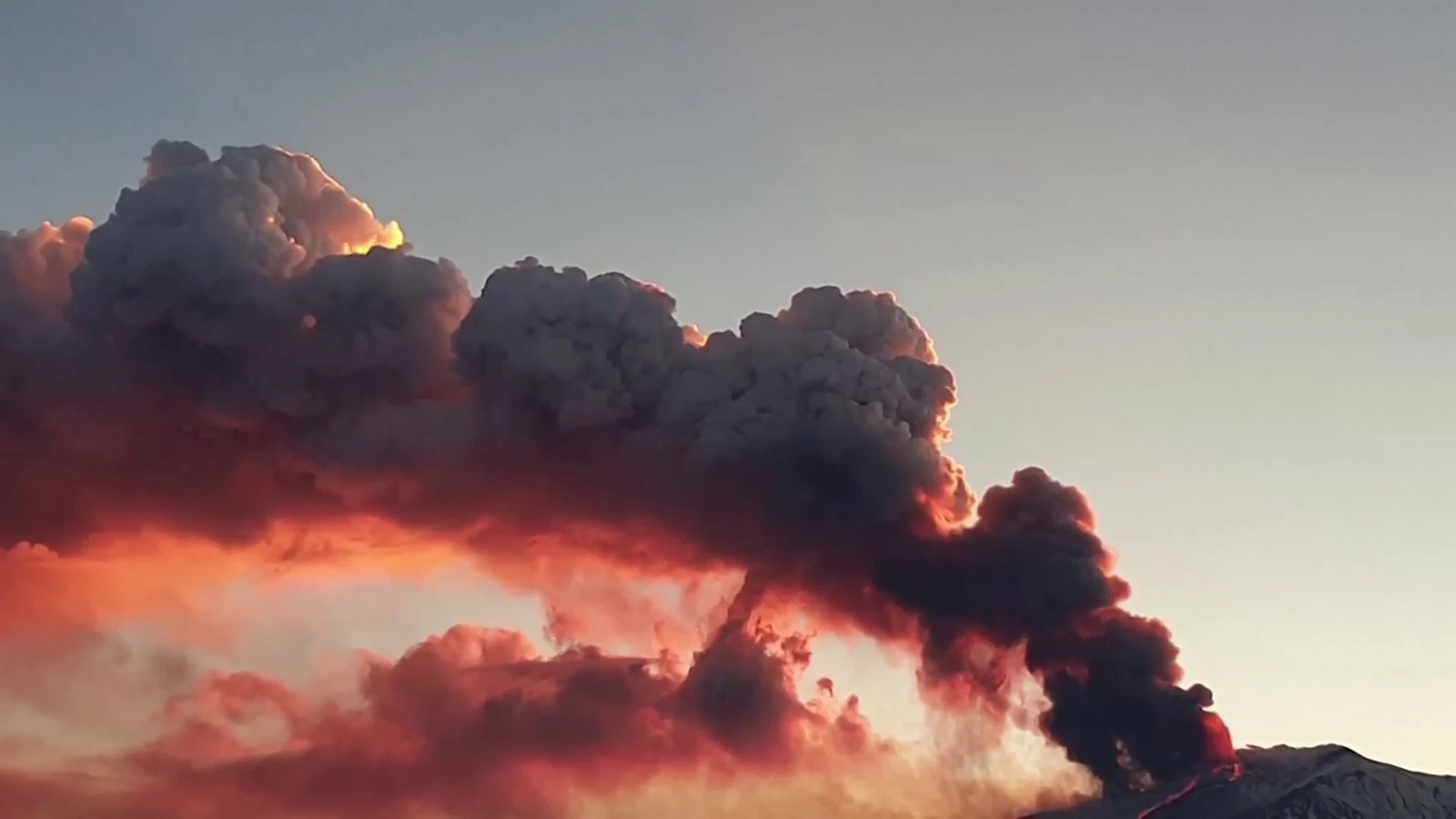 El Etna vuelve a erupcionar y provoca una gran humareda de más de 1 kilómetro El Etna vuelve a erupcionar y provoca una gran humareda de más de 1 kilómetro