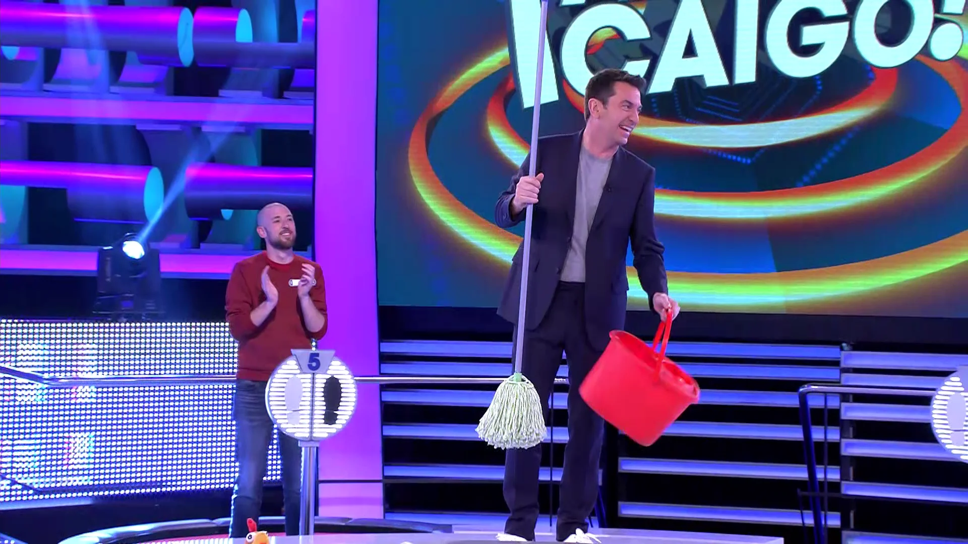 ¡Con un cubo y una fregona! Así ha recibido Arturo Valls a Gerardito en ‘¡Ahora caigo!’