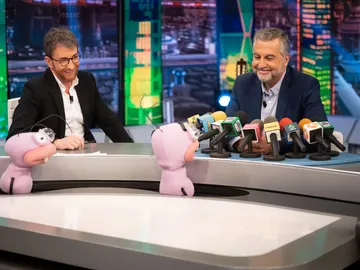Carlos Alsina responde a Trancas y Barrancas: "¿Conoce algún secreto que, si lo dijera, temblaría España?" Carlos Alsina responde a Trancas y Barrancas: "¿Conoce algún secreto que, si lo dijera, temblaría España?"