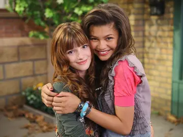 Bella Thorne y Zendaya en 'Shake It Up' Bella Thorne y Zendaya en 'Shake It Up'