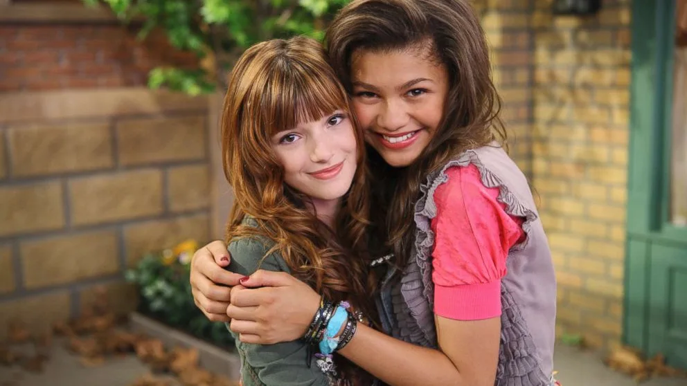 Bella Thorne y Zendaya en 'Shake It Up' Bella Thorne y Zendaya en 'Shake It Up'