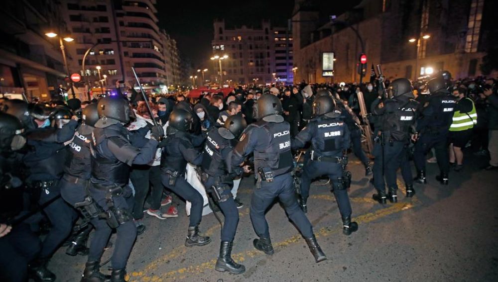 Cargas policiales en la concentración de protesta en Valencia por el ingreso en prisión del rapero Pablo Hasél