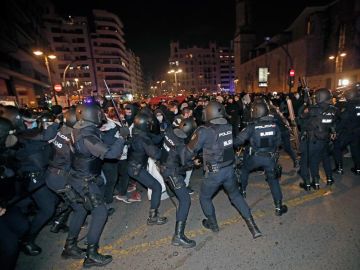 Cargas policiales en la concentración de protesta en Valencia por el ingreso en prisión del rapero Pablo Hasél