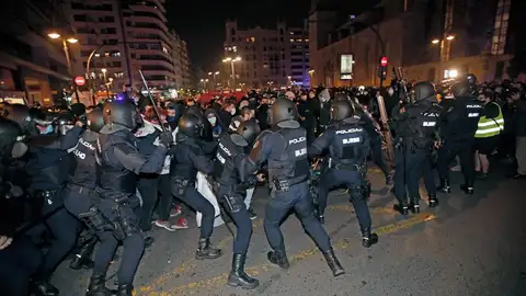 Cargas policiales en la concentración de protesta en Valencia por el ingreso en prisión del rapero Pablo Hasél Cargas policiales en la concentración de protesta en Valencia por el ingreso en prisión del rapero Pablo Hasél