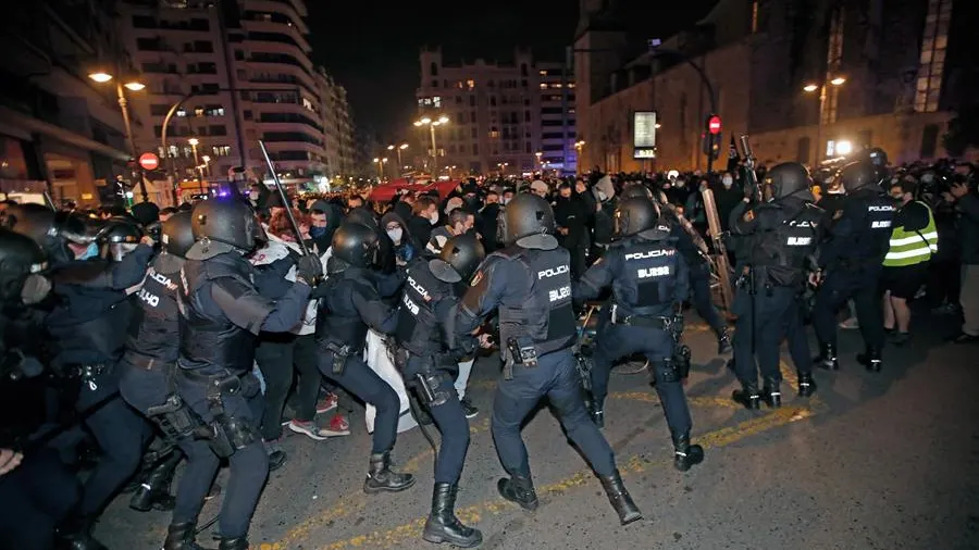 Cargas policiales en la concentración de protesta en Valencia por el ingreso en prisión del rapero Pablo Hasél Cargas policiales en la concentración de protesta en Valencia por el ingreso en prisión del rapero Pablo Hasél