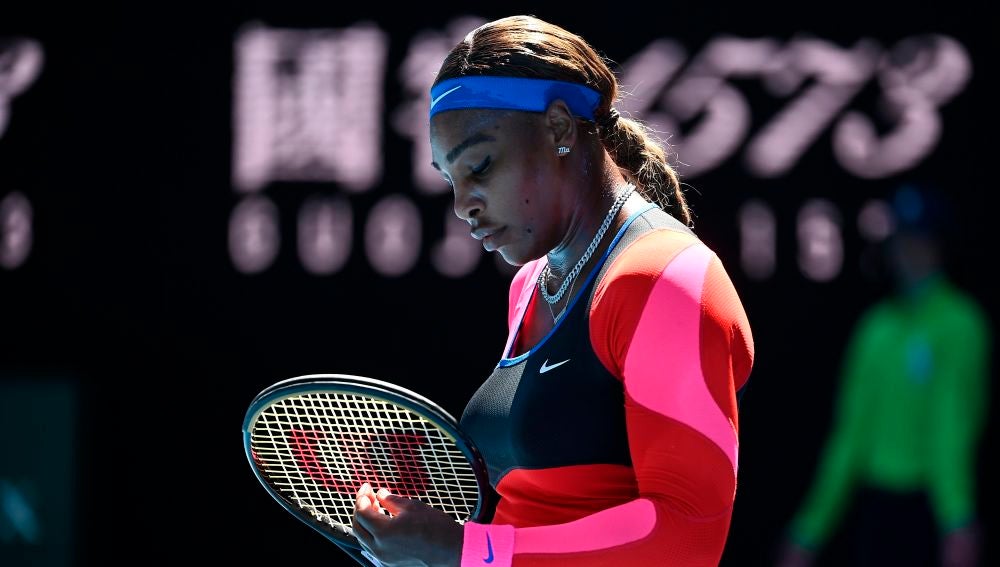 Serena Williams, cabizbaja en su partido ante Naomi Osaka