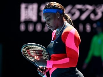 Serena Williams, cabizbaja en su partido ante Naomi Osaka