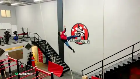Kike, el bombero número 1 de su promoción en la prueba de la cuerda: "Lo que ayuda a subir rápido es la pierna" Kike, el bombero número 1 de su promoción en la prueba de la cuerda: "Lo que ayuda a subir rápido es la pierna"
