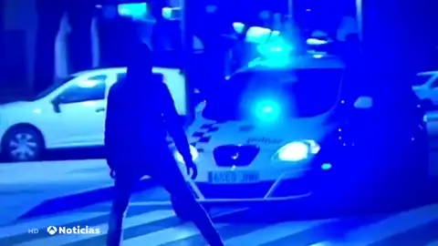 Un manifestante se sube a un coche de la Guardia Urbana en marcha y acaba cayendo al suelo por la parte trasera Un manifestante se sube a un coche de la Guardia Urbana en marcha y acaba cayendo al suelo por la parte trasera