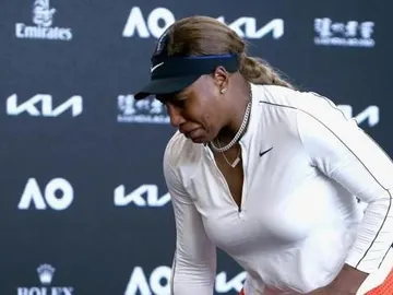 El momento en que Serena Williams abandona la rueda de prensa entre lágrimas El momento en que Serena Williams abandona la rueda de prensa entre lágrimas