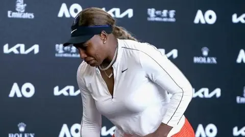 El momento en que Serena Williams abandona la rueda de prensa entre lágrimas El momento en que Serena Williams abandona la rueda de prensa entre lágrimas