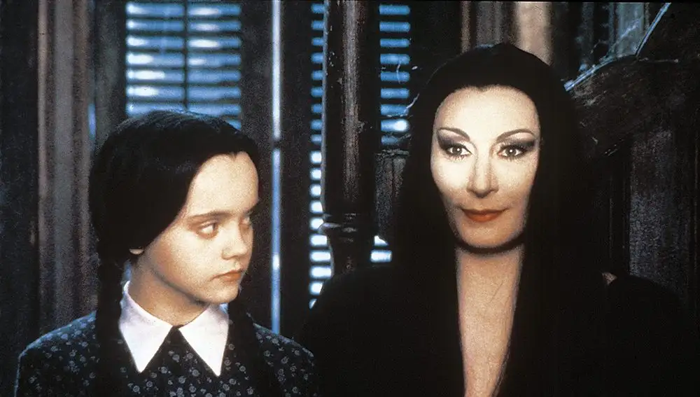 Christina Ricci y Angelica Huston en 'La Familia Addams'