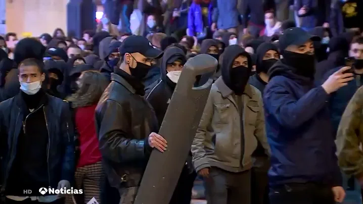 As&iacute; son los manifestantes detr&aacute;s de los disturbios por Pablo Has&egrave;l: grupos organizados, muy j&oacute;venes y radicales