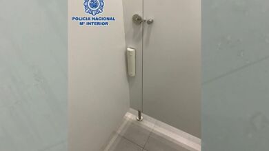 Así operaban los dos detenidos que instalaban cámaras ocultas en baños públicos de mujeres en Málaga