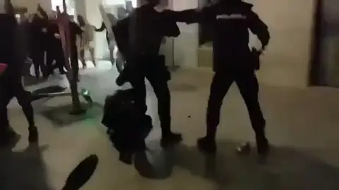 La mujer policía de la unidad que intervino en la manifestación de Madrid es la que recibió más golpes La mujer policía de la unidad que intervino en la manifestación de Madrid es la que recibió más golpes