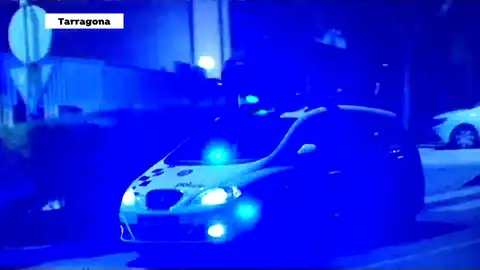 Un manifestante se sube al coche de los Mossos Un manifestante se sube al coche de los Mossos