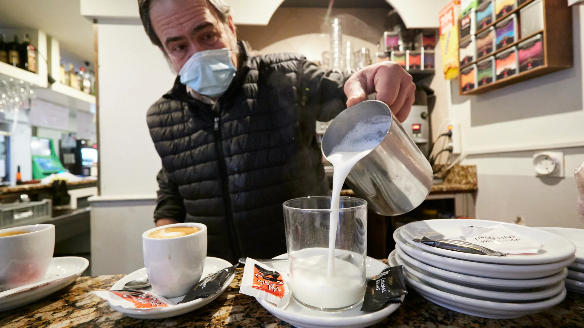 Un camarero en el interior de un bar Un camarero en el interior de un bar