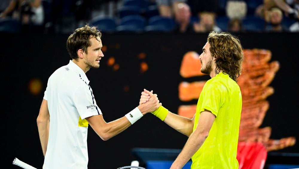 Daniil Medvedev arrolla a Stefanos Tsitsipas y se cita con Djokovic en la final del Open de Australia