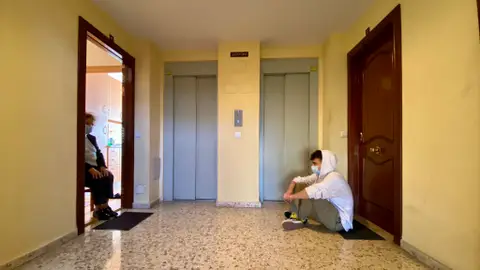 Un nieto visita a su abuela un año después manteniendo la distancia de seguridad Un nieto visita a su abuela un año después manteniendo la distancia de seguridad