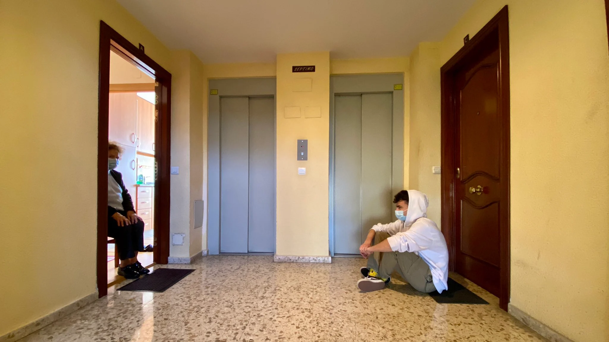 Un nieto visita a su abuela un a&ntilde;o despu&eacute;s manteniendo la distancia de seguridad
