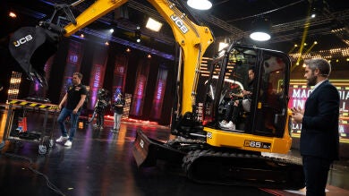 David Bustamante llena de ritmo ‘El Desafío’ pinchando como DJ con la excavadora