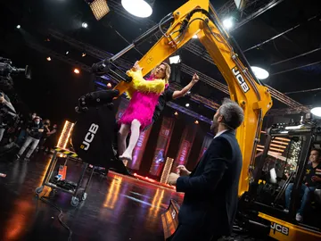 David y Ágatha Ruiz de la Prada desatan las locura bailando sobre la excavadora David y Ágatha Ruiz de la Prada desatan las locura bailando sobre la excavadora