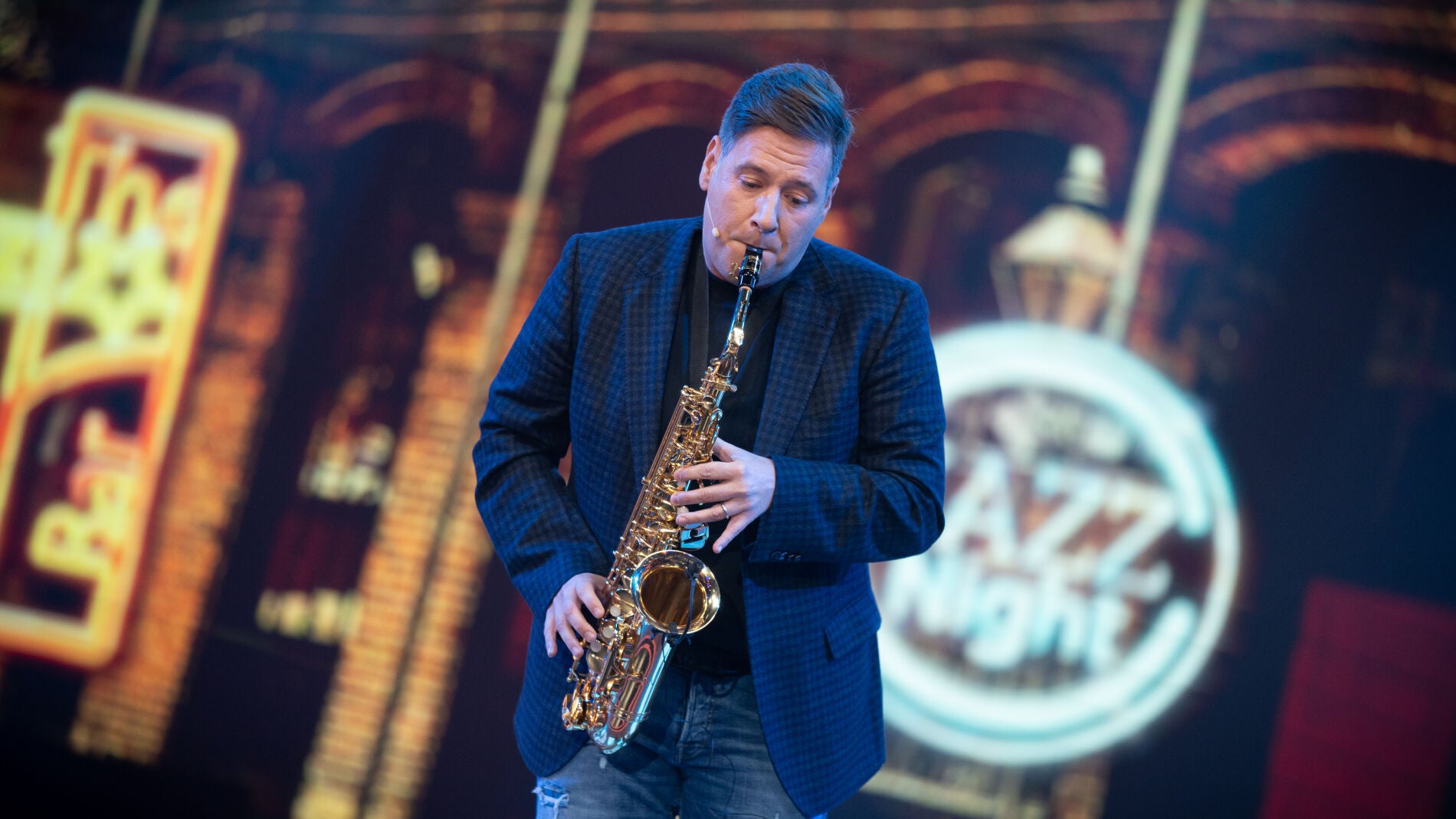 Carlos Latre se convierte en músico callejero