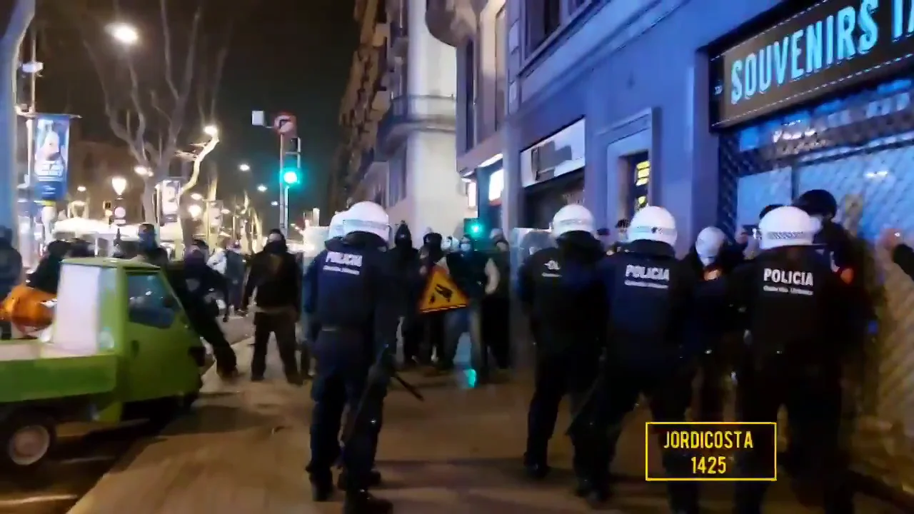 La cuarta noche de altercados en Catalu&ntilde;a por el encarcelamiento de Pablo Hasel termina con 4 detenidos, comercios saqueados y bancos da&ntilde;ados