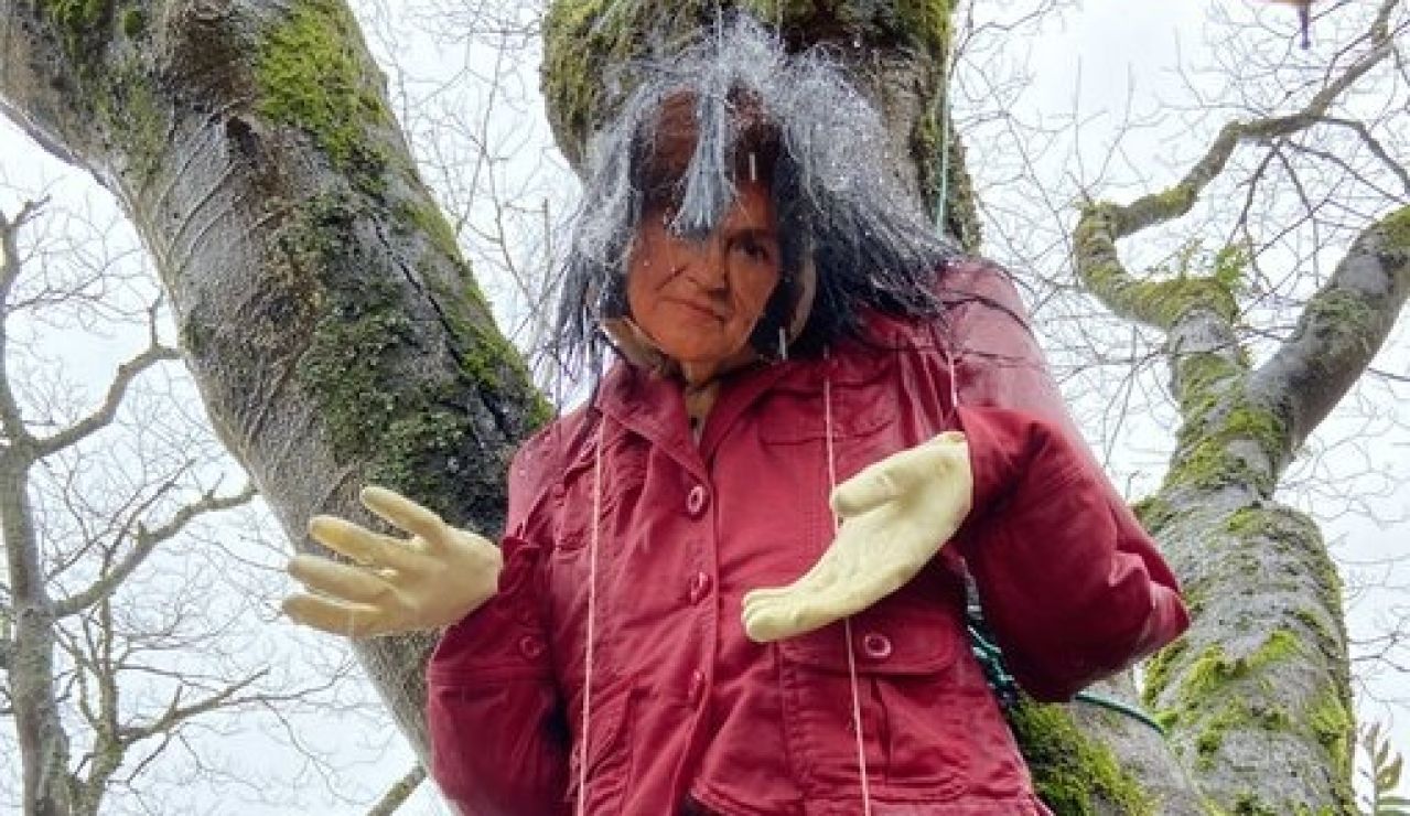 Aparece una muñeca ahorcada con la cara de Carmen Calvo en Santiago