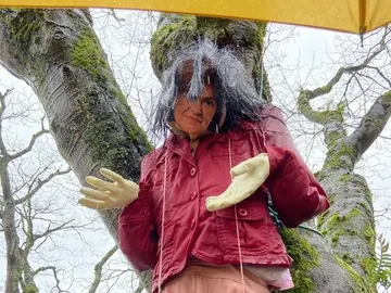 Aparece una muñeca ahorcada con la cara de Carmen Calvo en Santiago Aparece una muñeca ahorcada con la cara de Carmen Calvo en Santiago