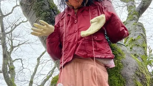 Aparece una muñeca ahorcada con la cara de Carmen Calvo en Santiago Aparece una muñeca ahorcada con la cara de Carmen Calvo en Santiago