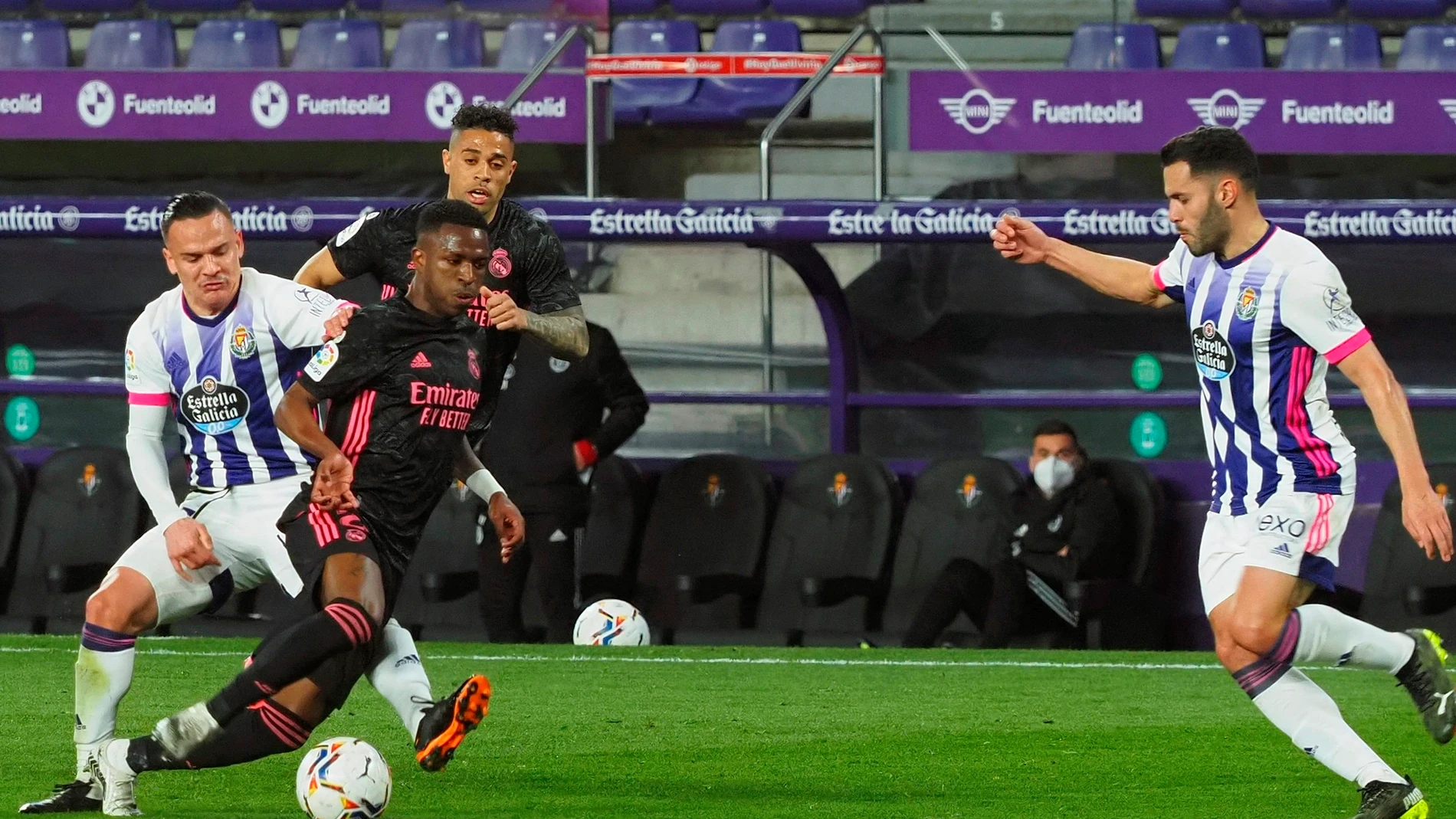 Vinicius intenta regatear a Roque Mesa Vinicius intenta regatear a Roque Mesa