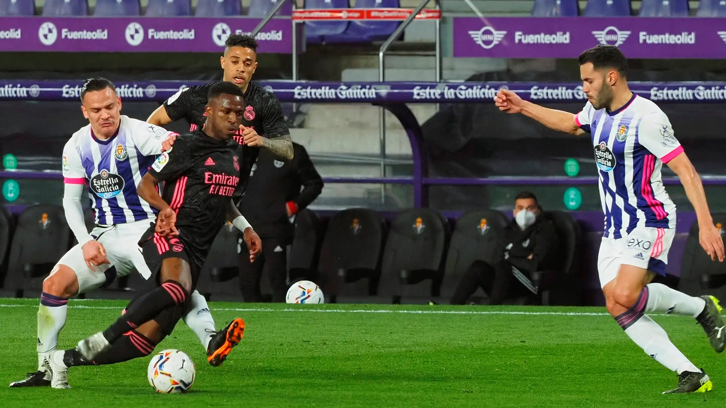 Vinicius intenta regatear a Roque Mesa Vinicius intenta regatear a Roque Mesa