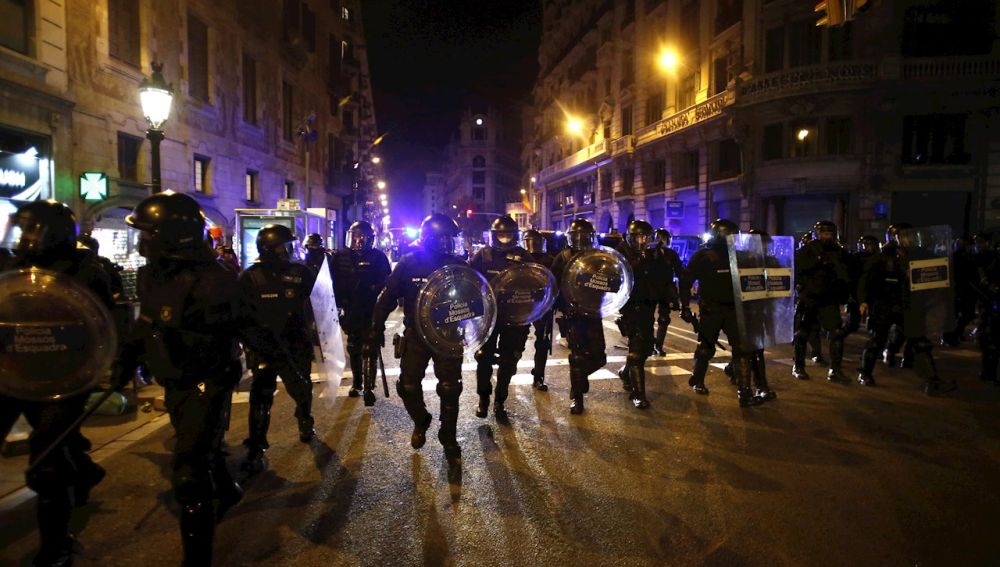 Noche de enfrentamientos y cargas en las manifestaciones contra el encarcelamiento de Pablo Hasél