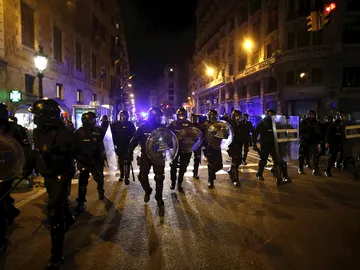 Noche de enfrentamientos y cargas en las manifestaciones contra el encarcelamiento de Pablo Hasél Noche de enfrentamientos y cargas en las manifestaciones contra el encarcelamiento de Pablo Hasél
