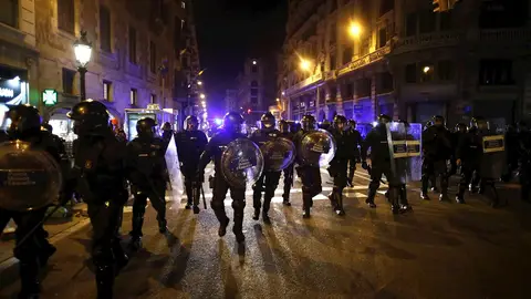 Noche de enfrentamientos y cargas en las manifestaciones contra el encarcelamiento de Pablo Hasél Noche de enfrentamientos y cargas en las manifestaciones contra el encarcelamiento de Pablo Hasél