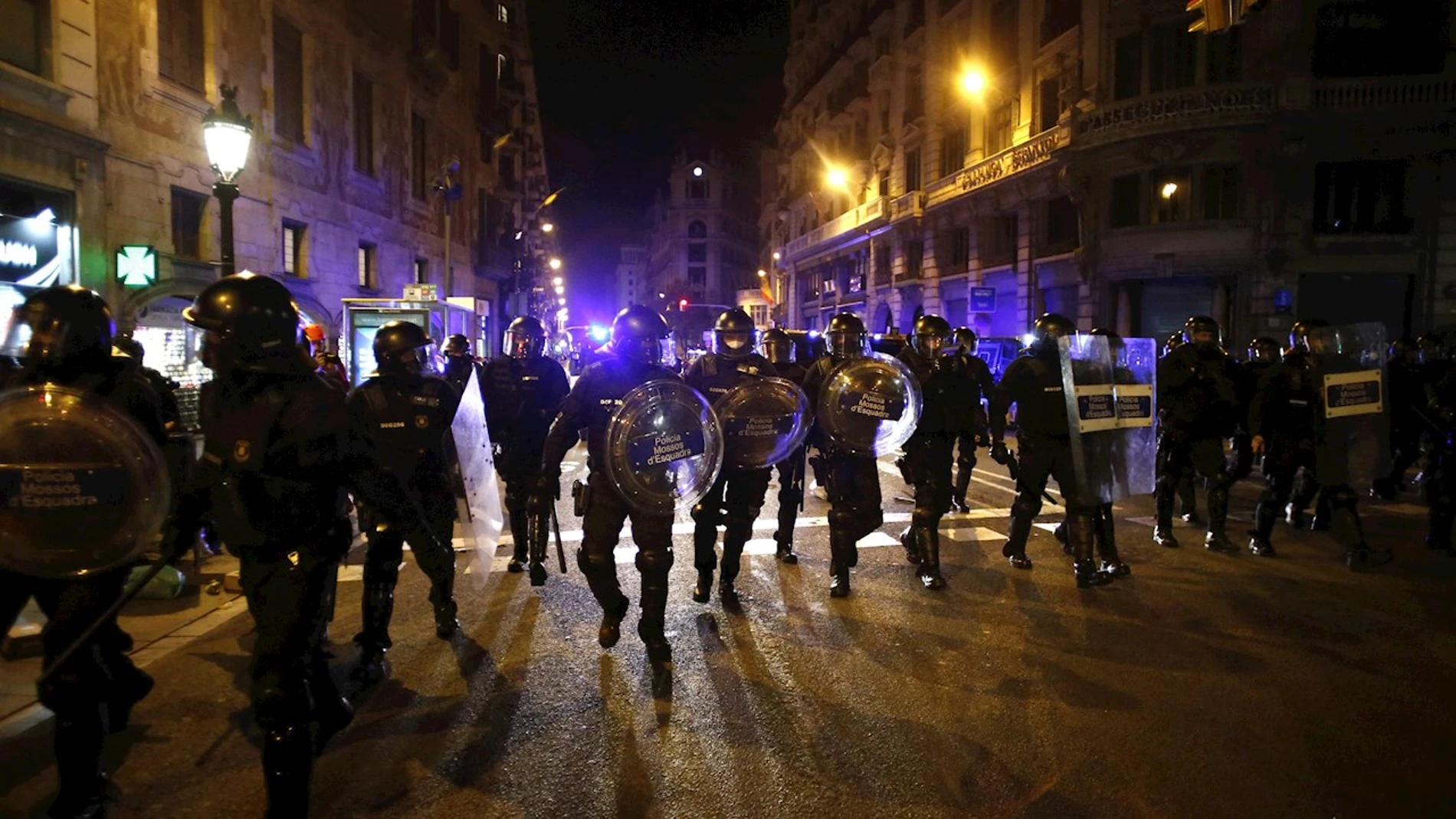 Noche de enfrentamientos y cargas en las manifestaciones contra el encarcelamiento de Pablo Hasél Noche de enfrentamientos y cargas en las manifestaciones contra el encarcelamiento de Pablo Hasél