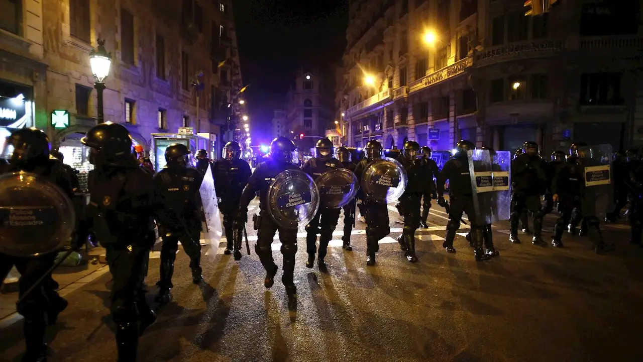 Noche de enfrentamientos y cargas en las manifestaciones contra el encarcelamiento de Pablo Hasél Noche de enfrentamientos y cargas en las manifestaciones contra el encarcelamiento de Pablo Hasél