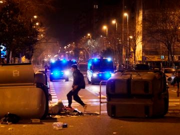 Manifestantes y policías junto a una barricada en las protestas en Barcelona