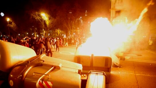 Violentos queman contenedores en la cuarta noche de protestas por la detenci&oacute;n de Pablo Has&eacute;l