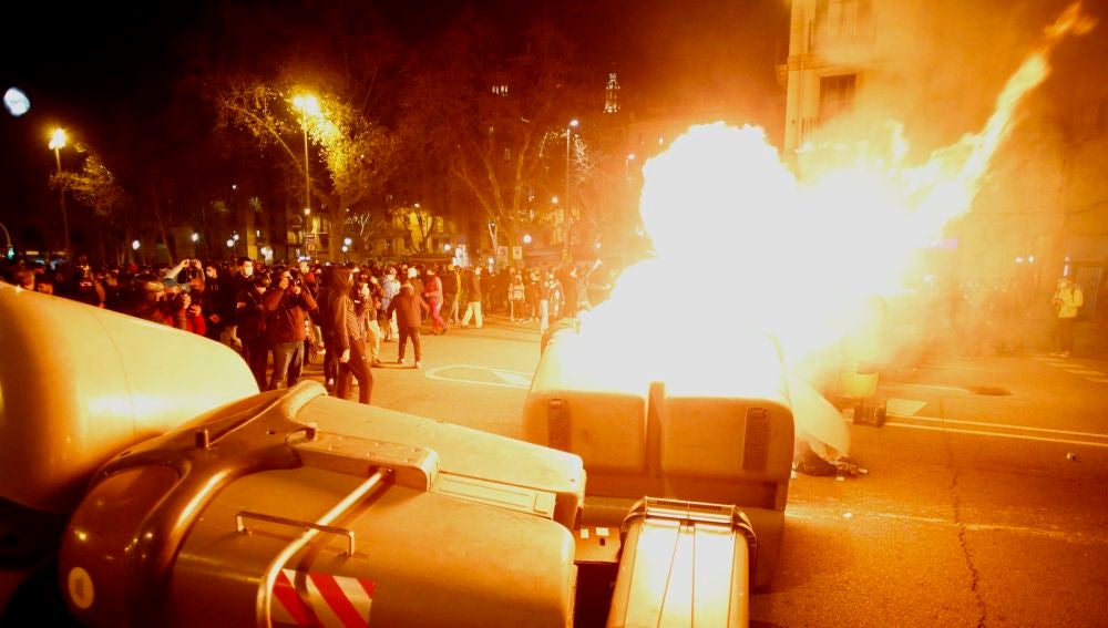Violentos queman contenedores en la cuarta noche de protestas por la detención de Pablo Hasél
