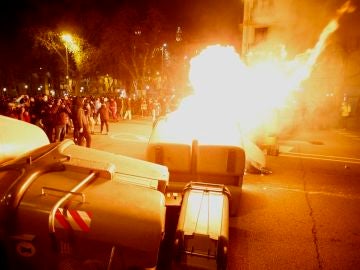 Violentos queman contenedores en la cuarta noche de protestas por la detención de Pablo Hasél