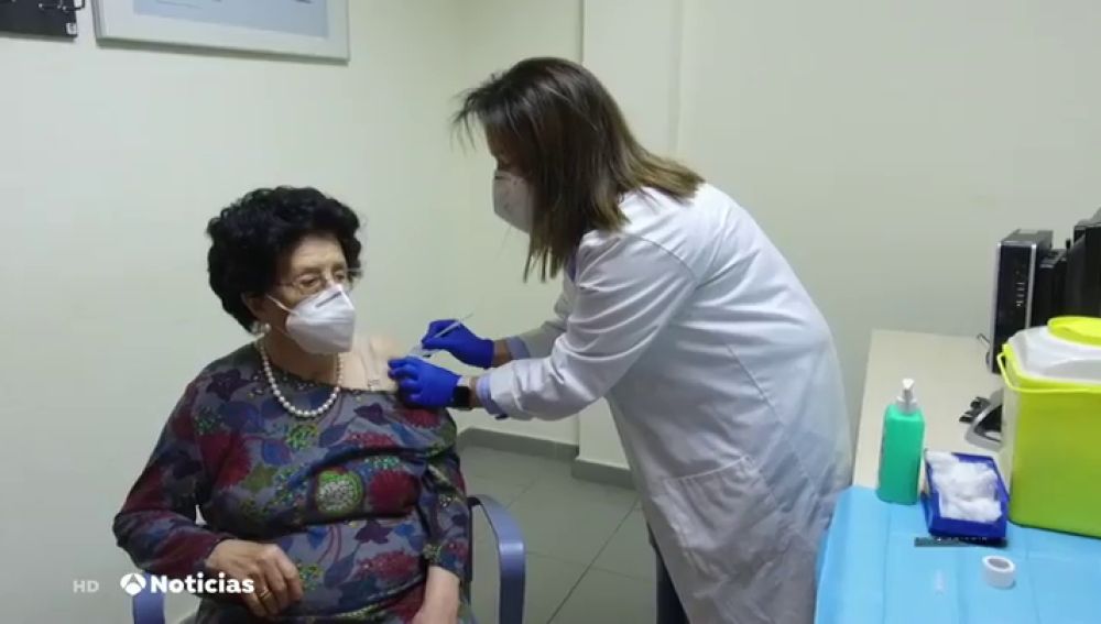 Comienza la vacunación masiva en España