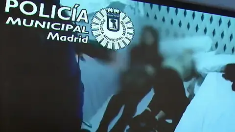 La Policía encuentra a dos mujeres debajo de un colchón en una fiesta ilegal en Madrid La Policía encuentra a dos mujeres debajo de un colchón en una fiesta ilegal en Madrid